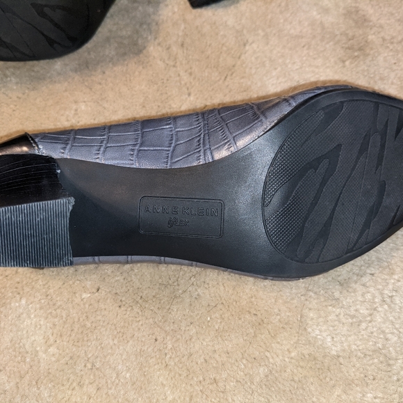 Anne Klein IFlex Gray Heels with Tassles - Picture 9 of 12